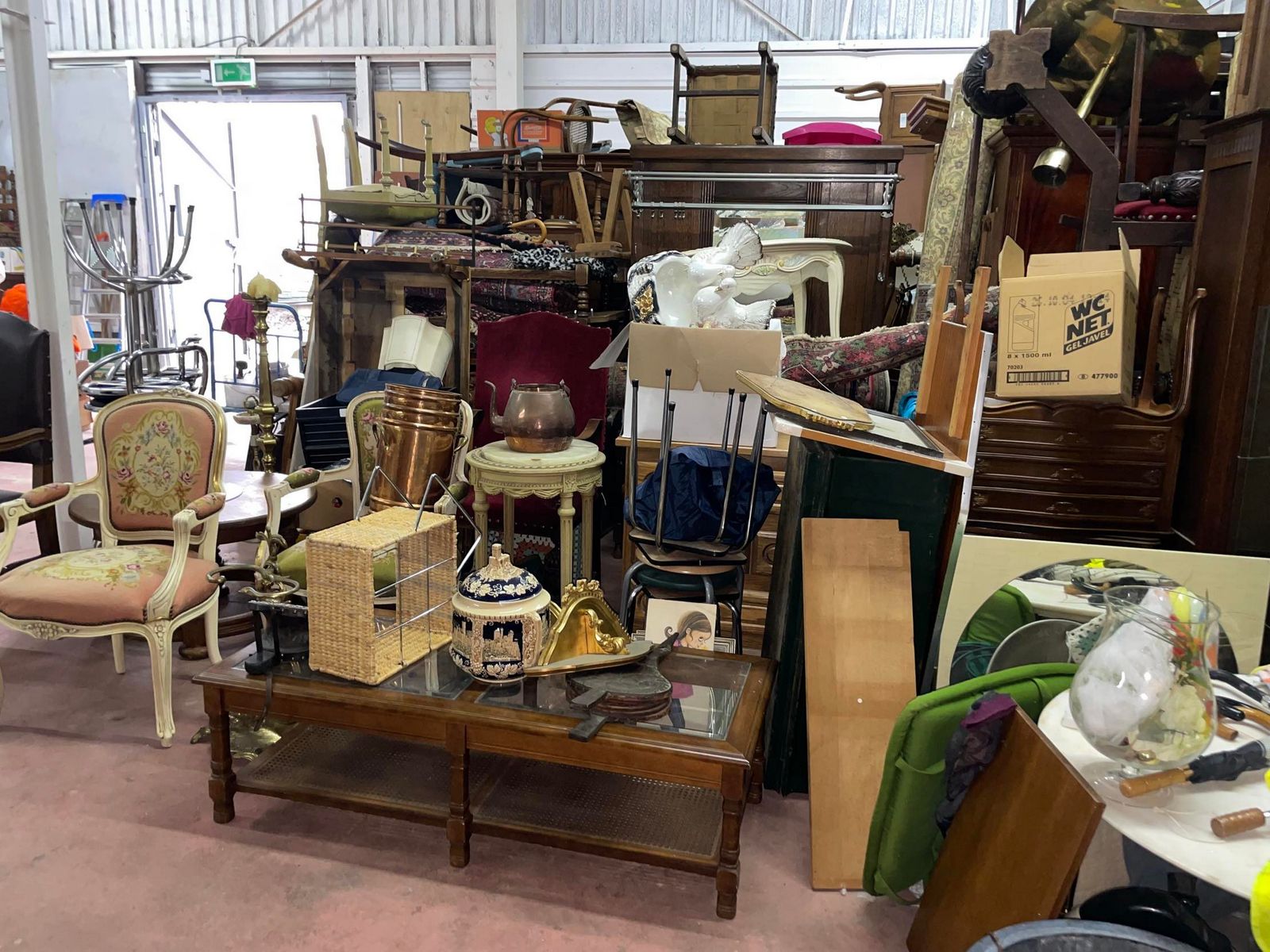 Vide grenier professionnel - équipe au travail